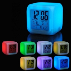 LED часовник със сменящи се 7 цвята